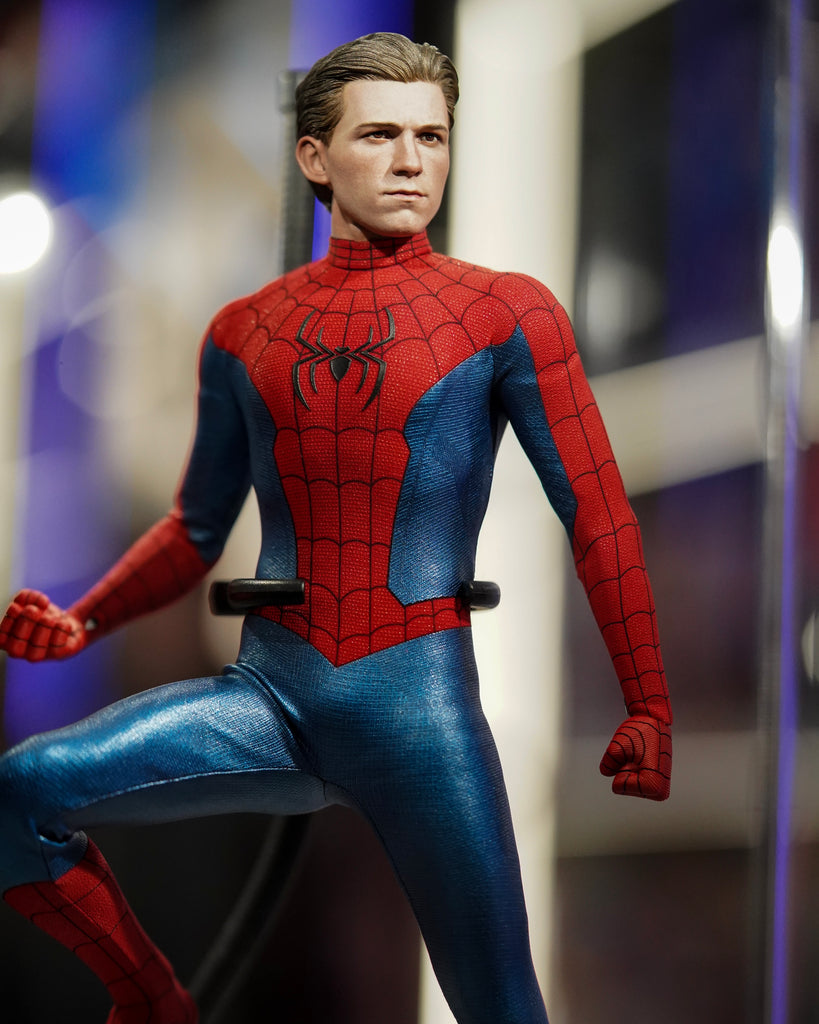 Hot Toys MMS679 Spiderman No Way Home Spiderman Red and Blue Suit Regular Edition 1/6 Scale Collectible Figure