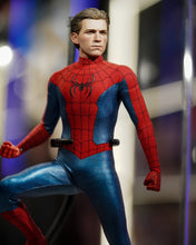 Load image into Gallery viewer, Hot Toys MMS679 Spiderman No Way Home Spiderman Red and Blue Suit Regular Edition 1/6 Scale Collectible Figure