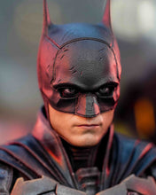 Load image into Gallery viewer, Hot Toys MMS641 DC The Batman and Bat Signal 1/6 Scale Collectible Figure