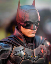 Load image into Gallery viewer, Hot Toys MMS639 DC The Batman (Deluxe Edition) 1/6 Scale Collectible Figure