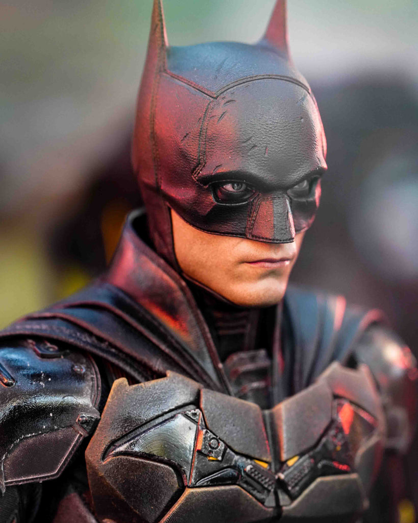 Preview: Hot Toys The Batman Figure and Bat-Signal - The Batman