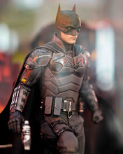 Load image into Gallery viewer, Hot Toys MMS641 DC The Batman and Bat Signal 1/6 Scale Collectible Figure