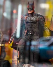 Load image into Gallery viewer, Hot Toys MMS641 DC The Batman and Bat Signal 1/6 Scale Collectible Figure