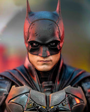 Load image into Gallery viewer, Hot Toys MMS641 DC The Batman and Bat Signal 1/6 Scale Collectible Figure