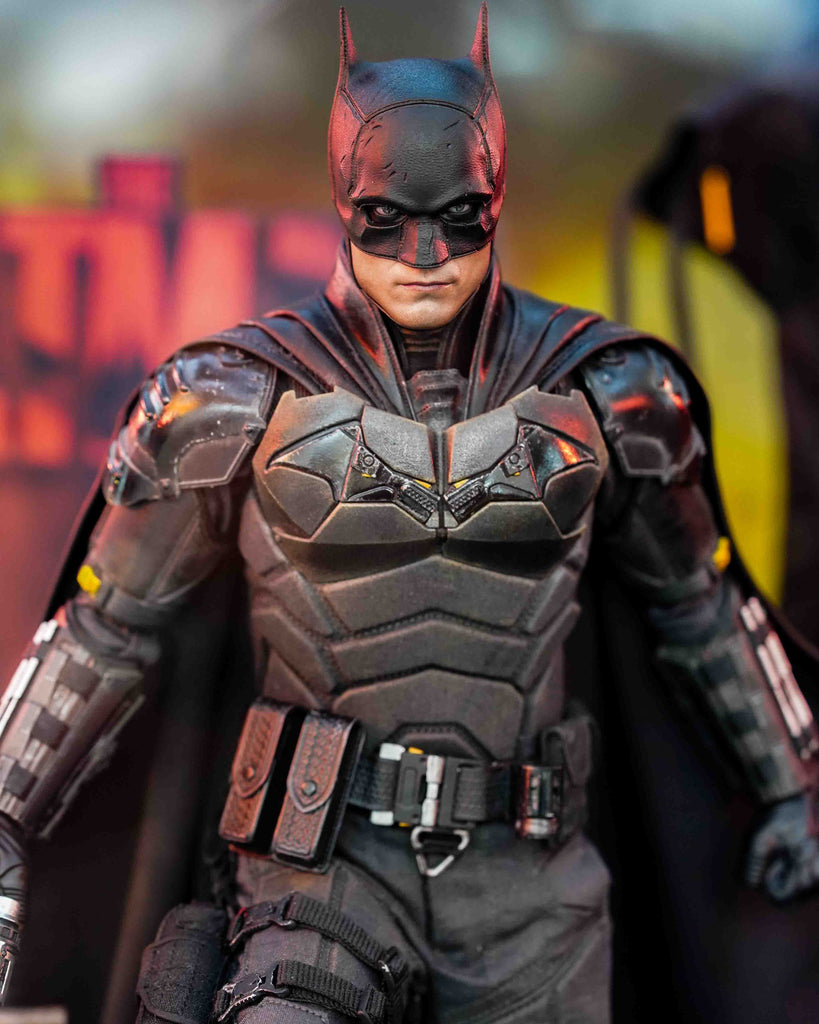 Hot Toys MMS641 DC The Batman and Bat Signal 1/6 Scale Collectible Figure