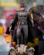 Load image into Gallery viewer, Hot Toys MMS641 DC The Batman and Bat Signal 1/6 Scale Collectible Figure