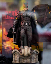 Load image into Gallery viewer, Hot Toys MMS639 DC The Batman (Deluxe Edition) 1/6 Scale Collectible Figure