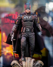 Load image into Gallery viewer, Hot Toys MMS639 DC The Batman (Deluxe Edition) 1/6 Scale Collectible Figure