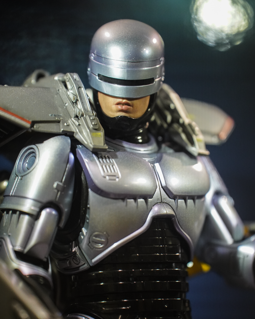 Hot Toys MMS669D49B RoboCop 1/6 Scale Collectible Figure Special Edition