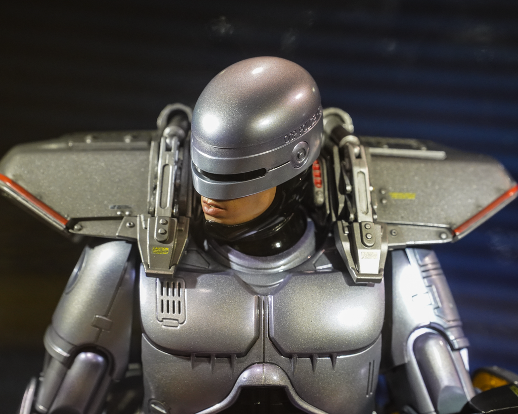 Hot Toys MMS669D49B RoboCop 1/6 Scale Collectible Figure Special Edition