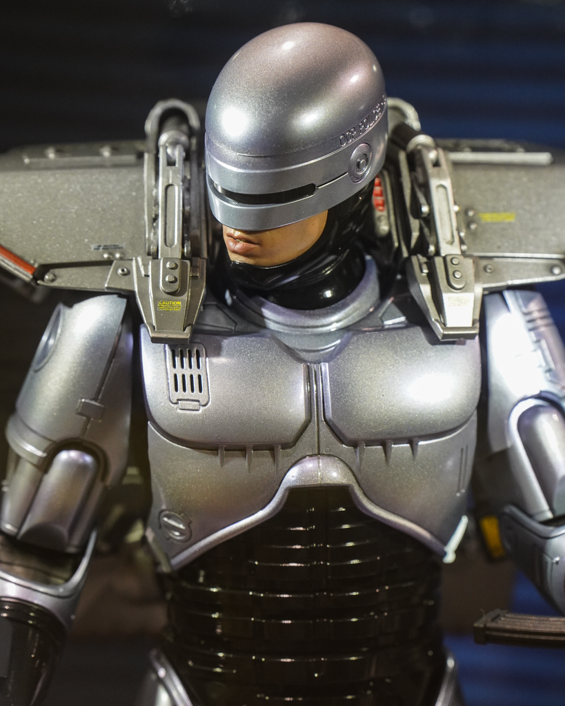 Hot Toys MMS669D49B RoboCop 1/6 Scale Collectible Figure Special Edition