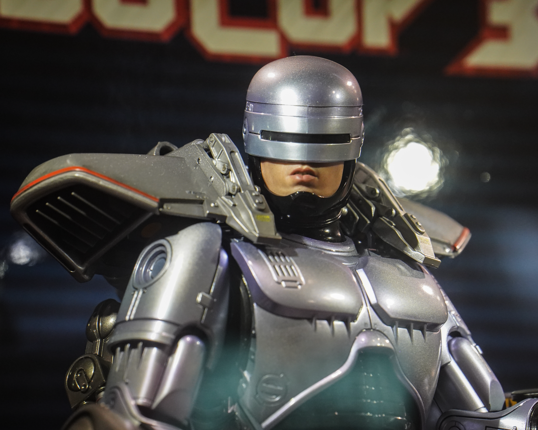 Hot Toys MMS669D49 RoboCop 3 Collectible Action Figurine 1/6