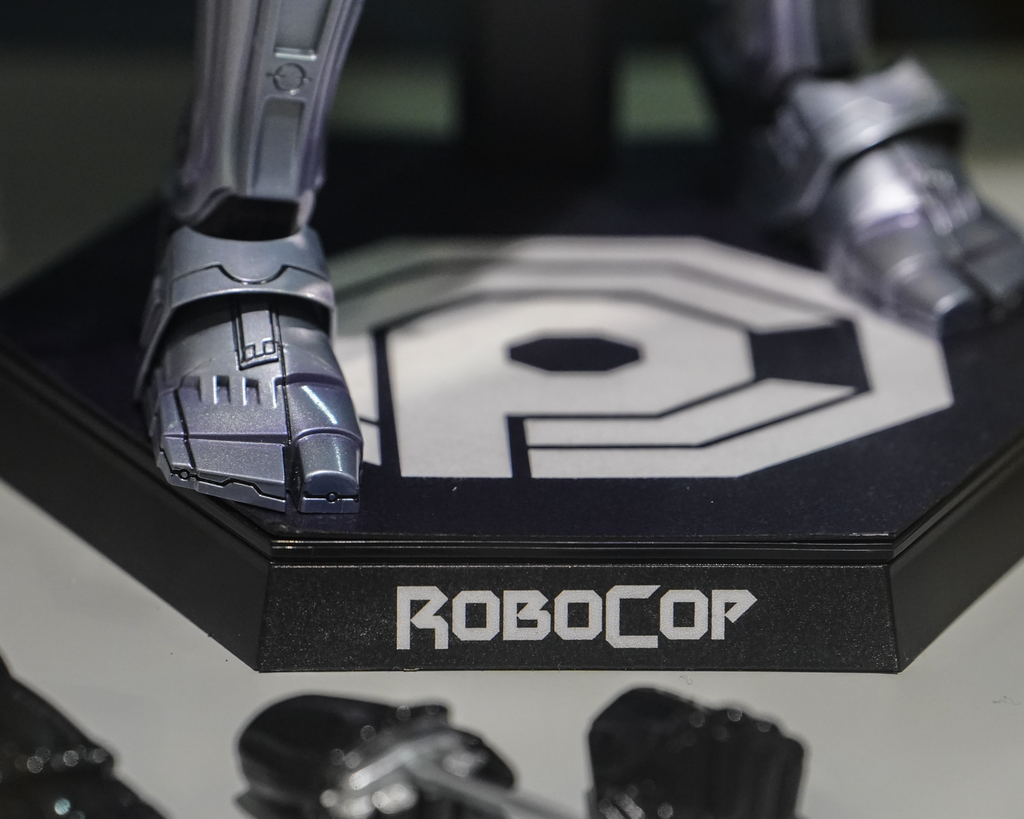 Hot Toys MMS669D49B RoboCop 1/6 Scale Collectible Figure Special Edition