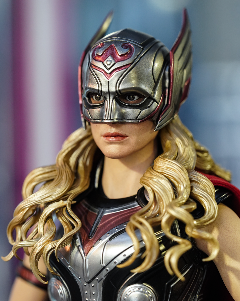 Hot Toys MMS663B Thor Love and Thunder Mighty Thor Special Edition 1/6 Scale Collectible Figure