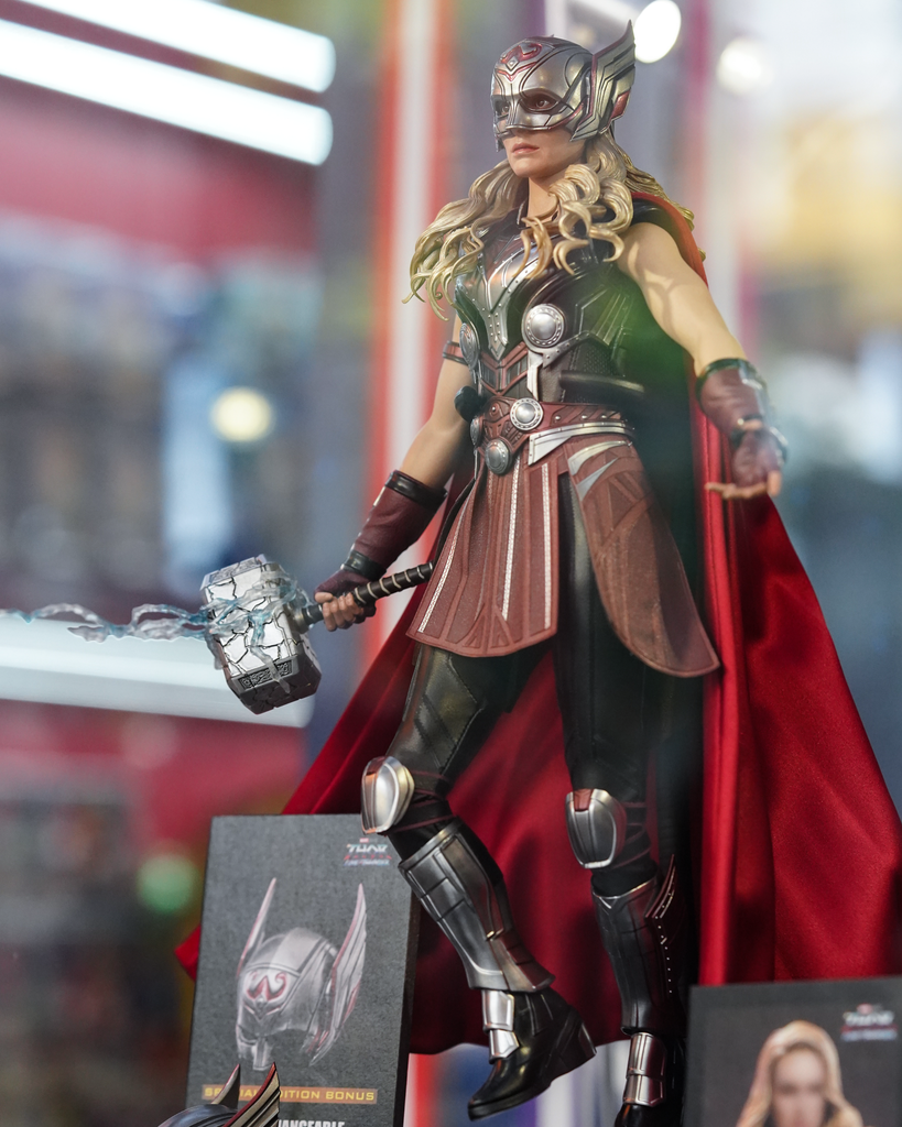 Hot Toys MMS663B Thor Love and Thunder Mighty Thor Special Edition 1/6 Scale Collectible Figure