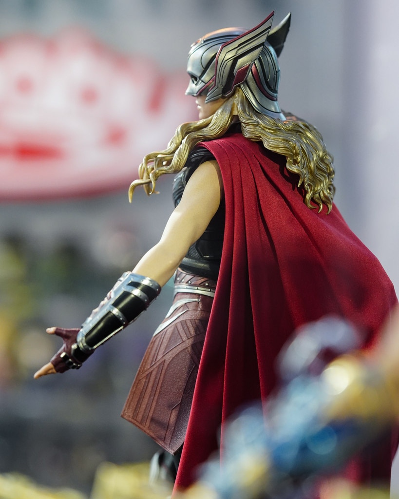 Hot Toys MMS663B Thor Love and Thunder Mighty Thor Special Edition 1/6 Scale Collectible Figure