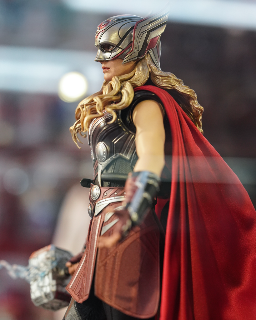 Hot Toys MMS663B Thor Love and Thunder Mighty Thor Special Edition 1/6 Scale Collectible Figure