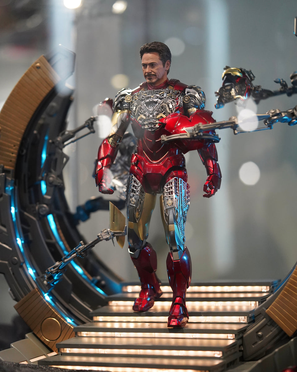 Hot Toys 1:6 Iron Man DX - The Origins Collection, Action Figure Diecast, 33 Cm, Luci LED, Base Diorama Workshop, Edizione Deluxe