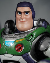 Load image into Gallery viewer, Hot Toys MMS635 The Space Ranger Alpha Buzz Lightyear Deluxe Edition 1/6 Scale Collectible Figure