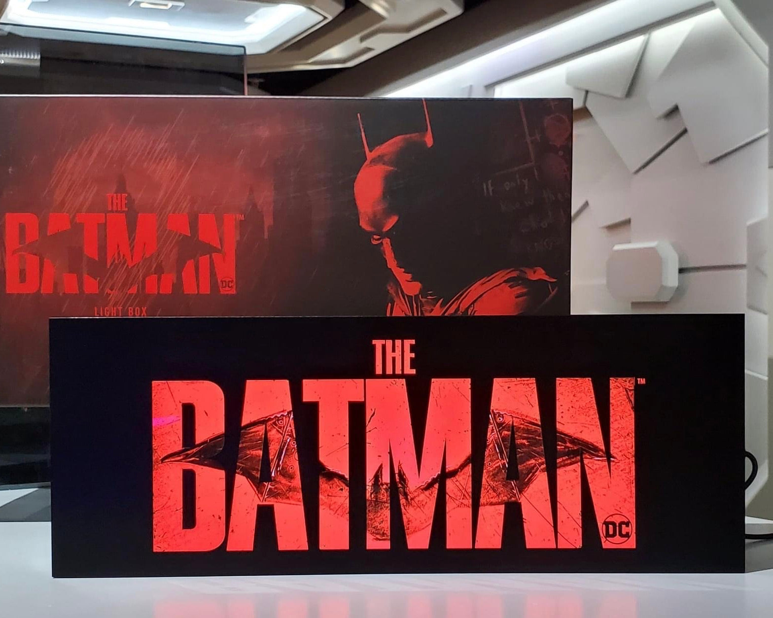 【美品】ザ・バットマン THE・BATMAN ロゴライトボックス ホットトイズ Hot toys PLIG021N DC The Batman Lightbox – Pop Collectibles