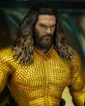 Load image into Gallery viewer, Hot toys MMS518 DC Aquaman Aquaman Gold Chrome Suit