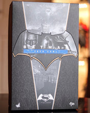 Load image into Gallery viewer, Hot toys MMS342 DC Batman v Superman Dawn of Justice Batman Special Edition Batman Tech Cowl with Stand